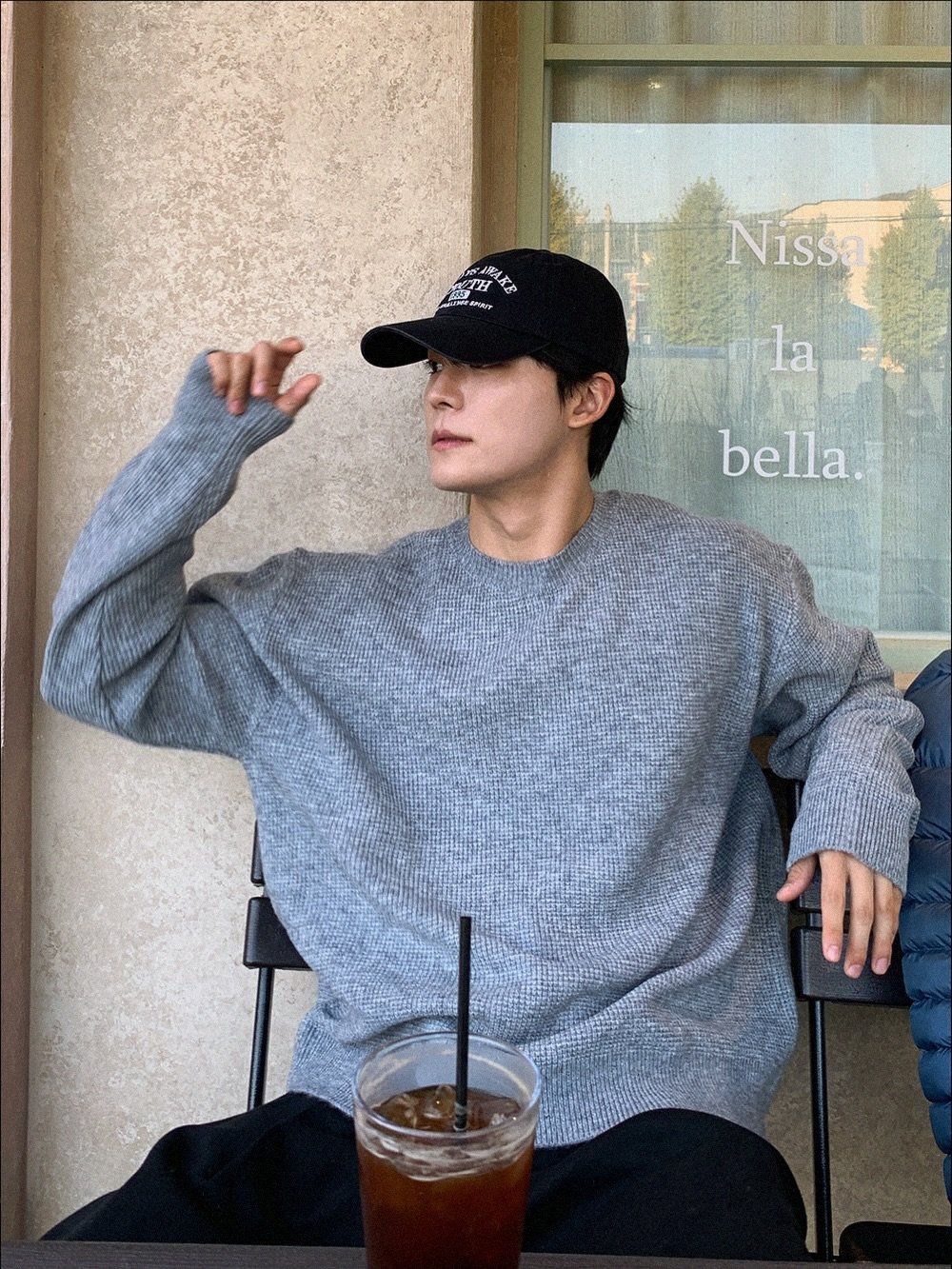 Photo by 상혁, 휴트 HUET on November 05, 2025. May be an image of hat, sweater, turtleneck, knit, cornflower and text.