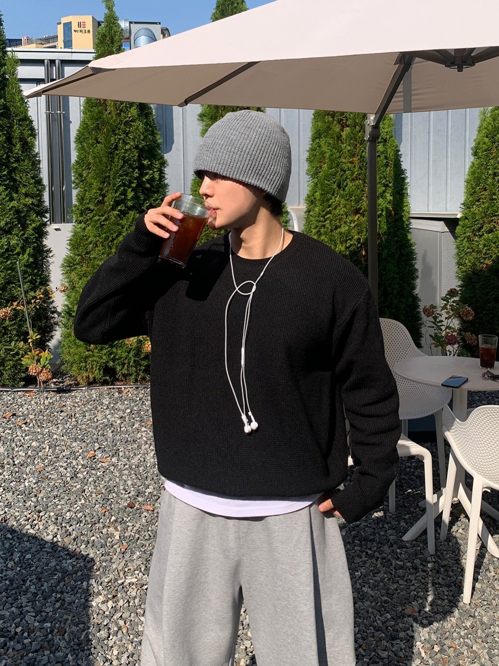 Photo by 상혁, 휴트 HUET on November 27, 2025. May be an image of juice, sweatsuit, sweatshirt, knit, beret, fleece, sweater, sweatpants and text.