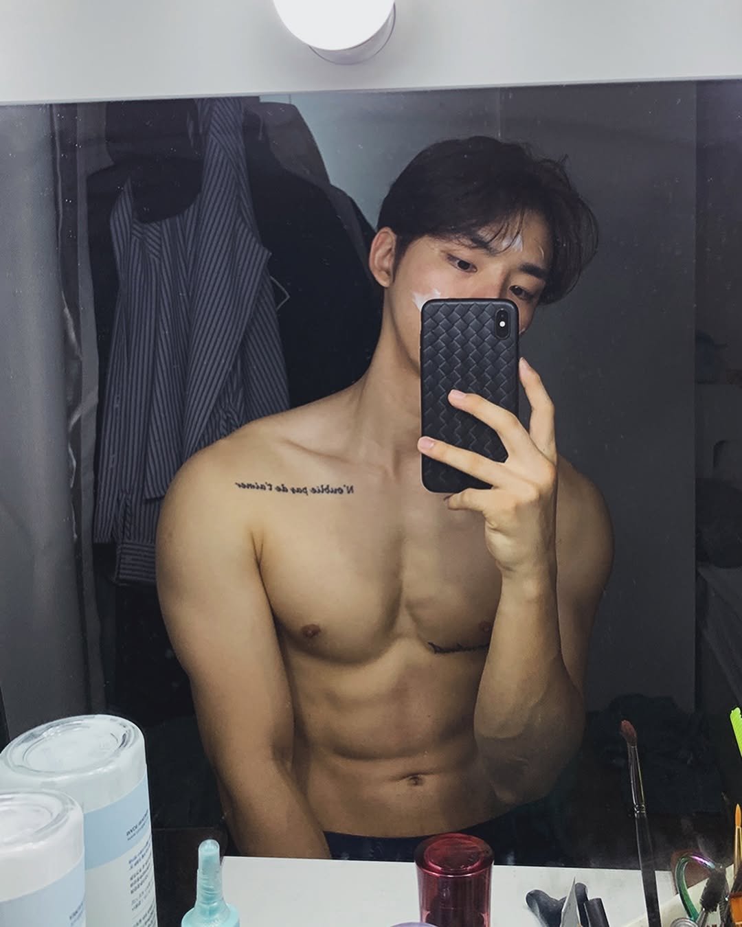 Photo by 상혁, 휴트 HUET on November 29, 2025. May be a selfie of one or more people, biceps, mirror and text.