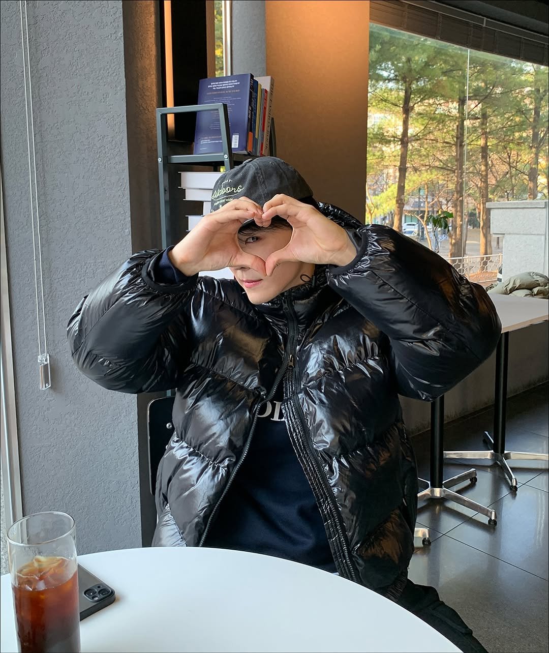 Photo by 상혁, 휴트 HUET on November 10, 2025. May be an image of duffle coat, goosedown coat, parka, eye patch, glasses, cornflower and text.