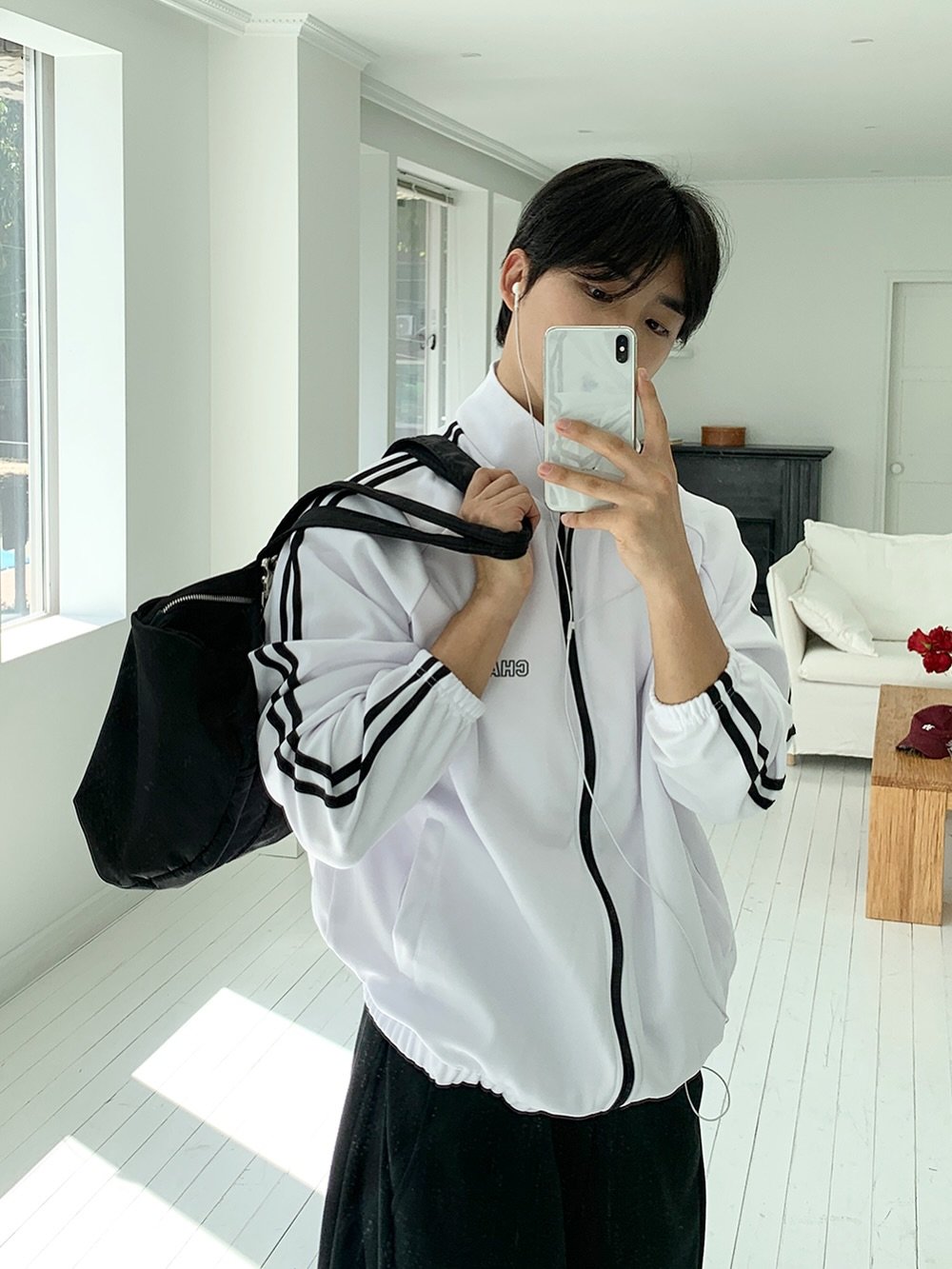 Photo by 상혁, 휴트 HUET on September 17, 2025. May be an image of 1 person, top, sweatpants, sportswear and text.
