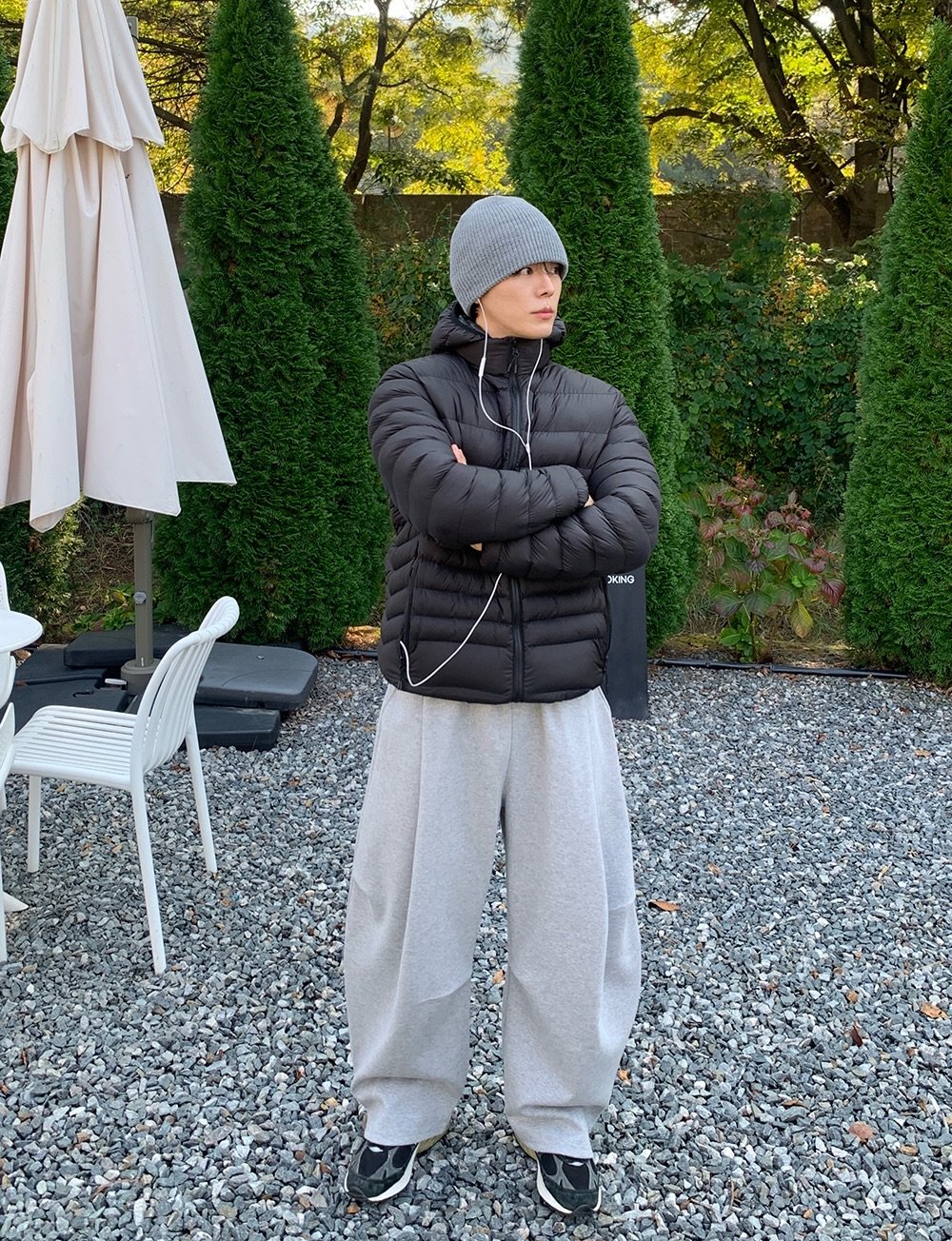 Photo by 상혁, 휴트 HUET on December 16, 2025. May be an image of duffle coat, overcoat, goosedown coat, jacket, parka, beret, fleece, sweatpants, outdoors and text.