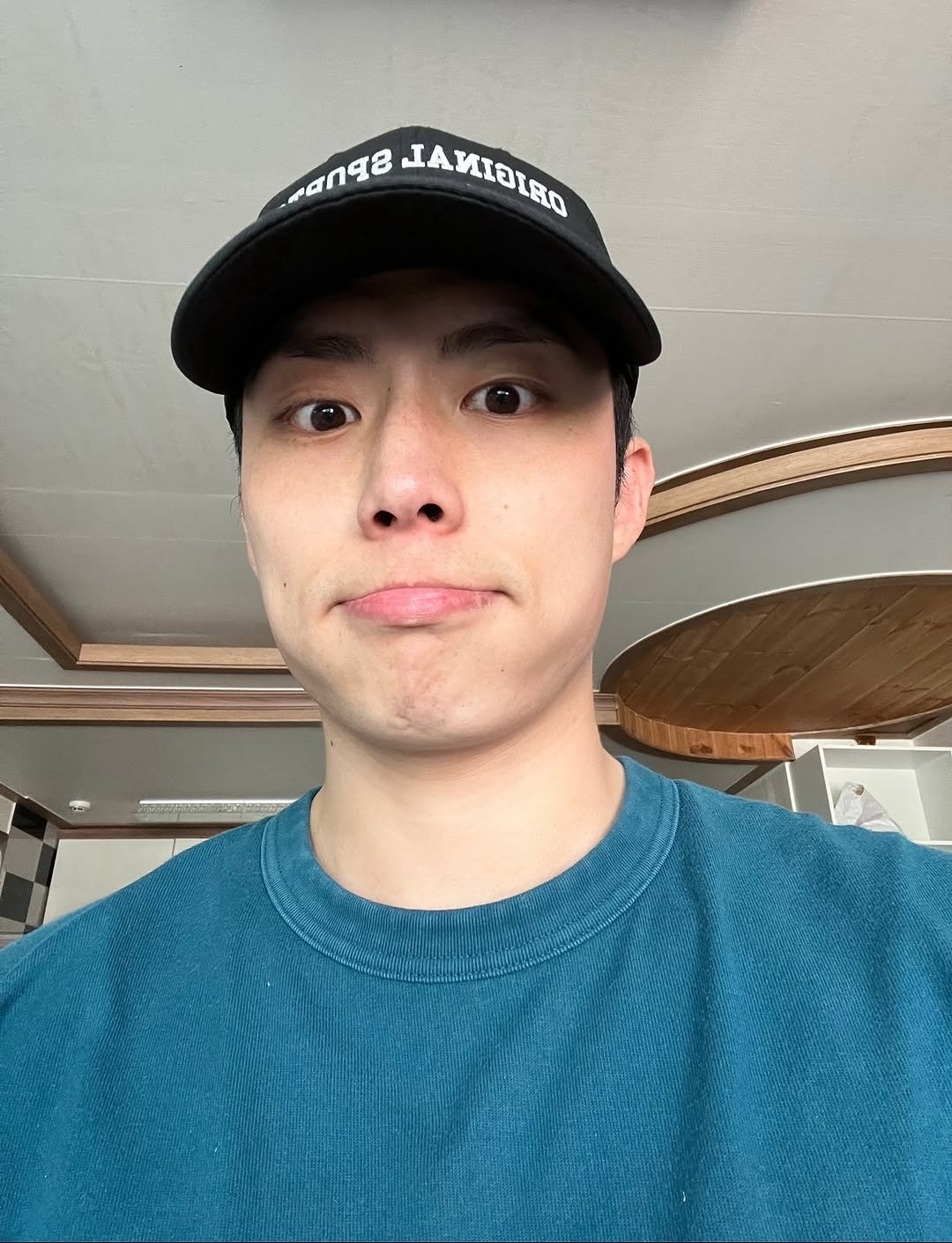 Photo by 뜽 | 음악디깅 감상공유 on September 09, 2025. May be a selfie of 1 person, hat, knit and text.