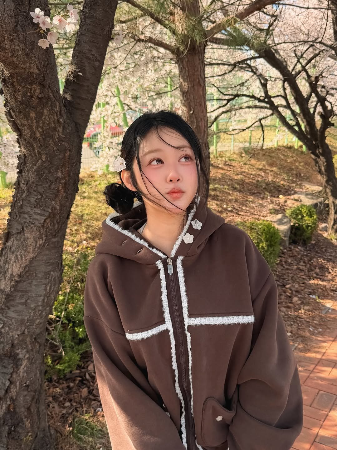 Photo by 또비니 DDOBINI on April 08, 2026. May be an image of duffle coat, cloak, bath robe, parka, outdoors and text.