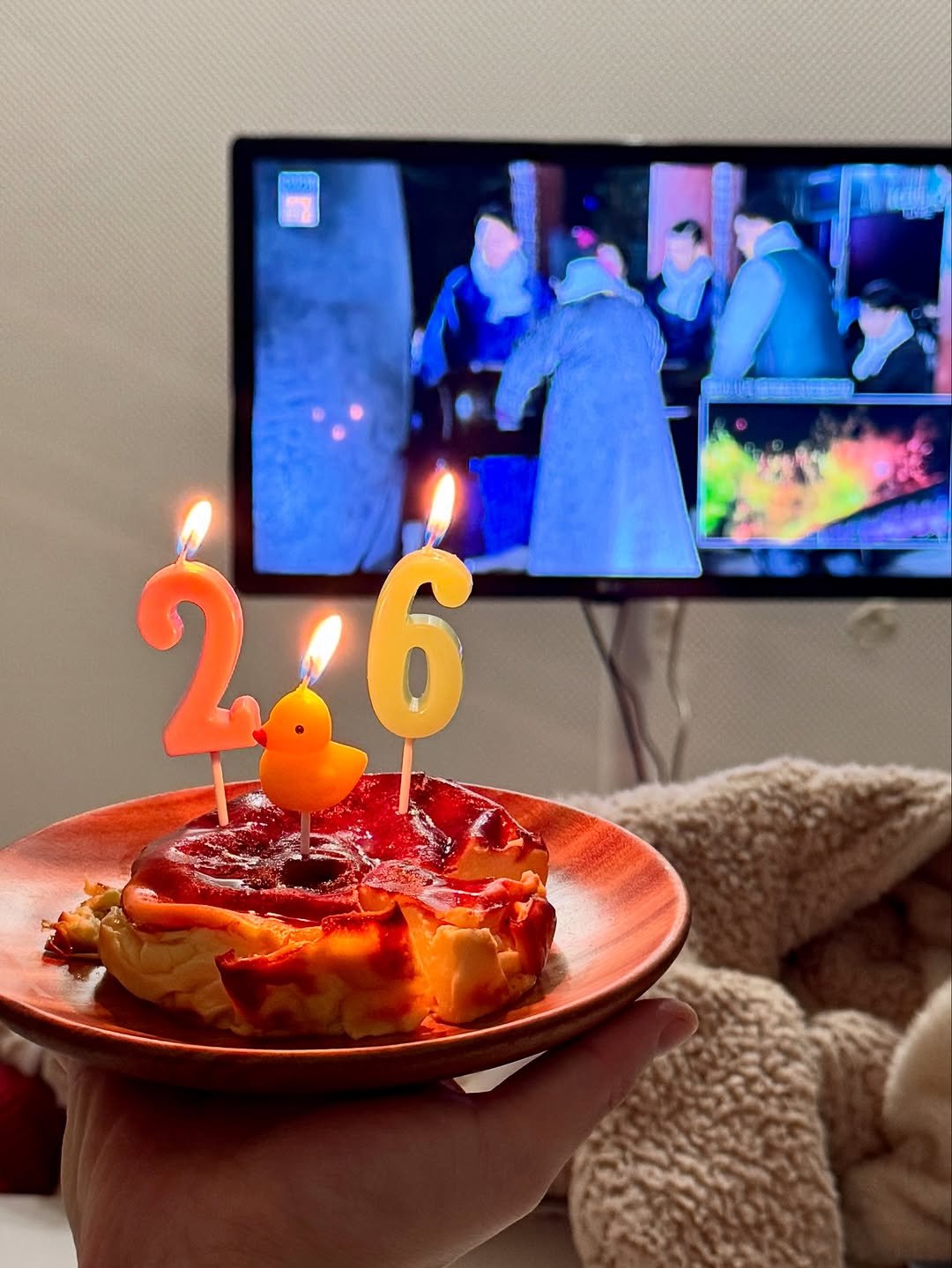 Photo by 또롱 | 식비절약 도시락 • 집밥 on December 31, 2025. May be an image of candle, cake and text.