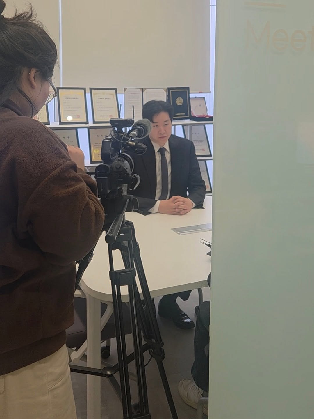 Photo by 변호사 신동우 in 법무법인 대온 Daeon. May be an image of studying, camcorder, camera, tripod, microphone, newsroom, office and text.