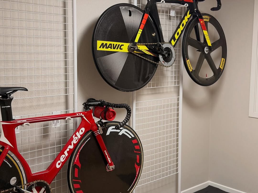 Photo shared by 윤승주 on October 11, 2025 tagging @eunu290. May be an image of bicycle, rack, pegboard, sports equipment and text.