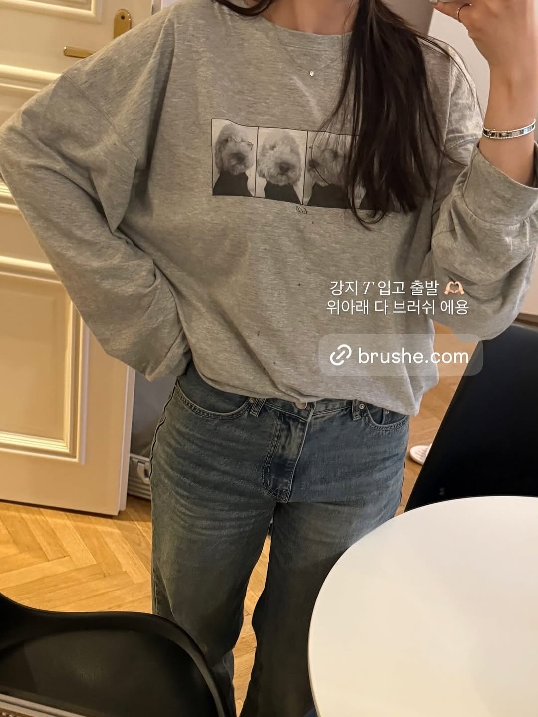Photo by 드엘리사 | yoonjung Lee on September 29, 2025. May be an image of 1 person, top, sweatshirt and text that says 'KLU 강지 강지7'입고 T "입고 출발 и 위아래 다 브러쉬 에용 ဝ brushe.com'.