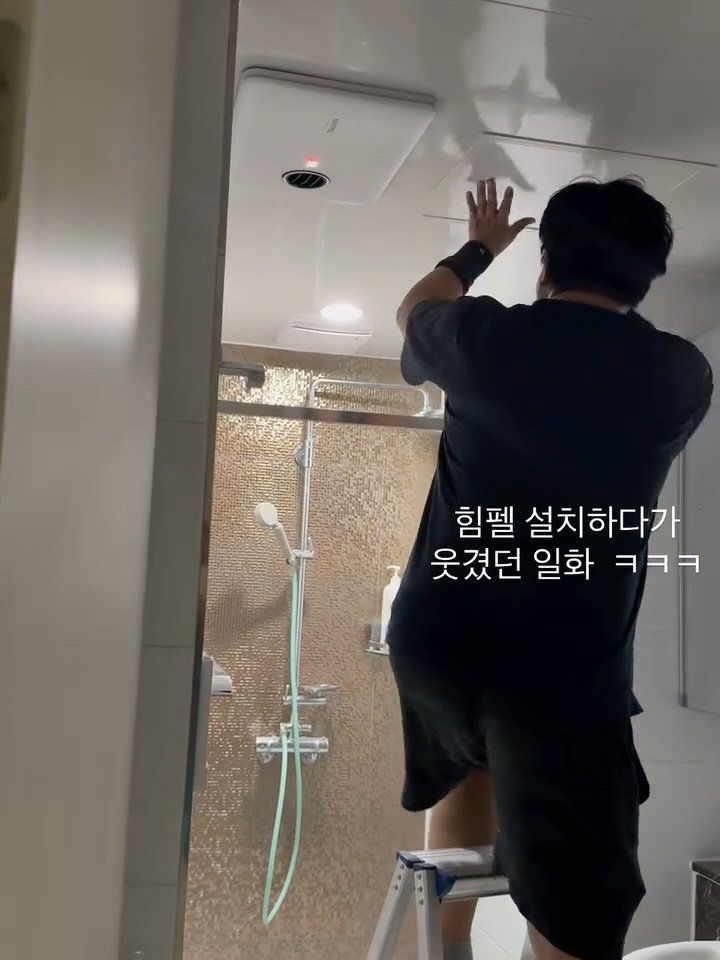 de_elisa_shop 게시물 이미지: 힘펠 설치 기사님 ㅜㅜ 저랑 너무 비슷하세요... 
시공 중에... 천장에 휴대폰을...