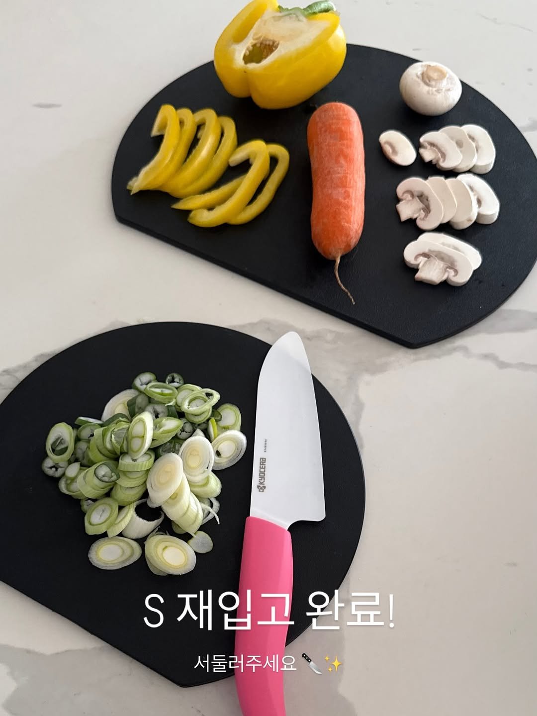 Photo by 드엘리사 | yoonjung Lee on January 05, 2026. May be an image of ‎knife, kitchenware, vegetable and ‎text that says '‎מנע A OSKYOCERa S 재입고 완료! 서둘러주세요‎'‎‎.