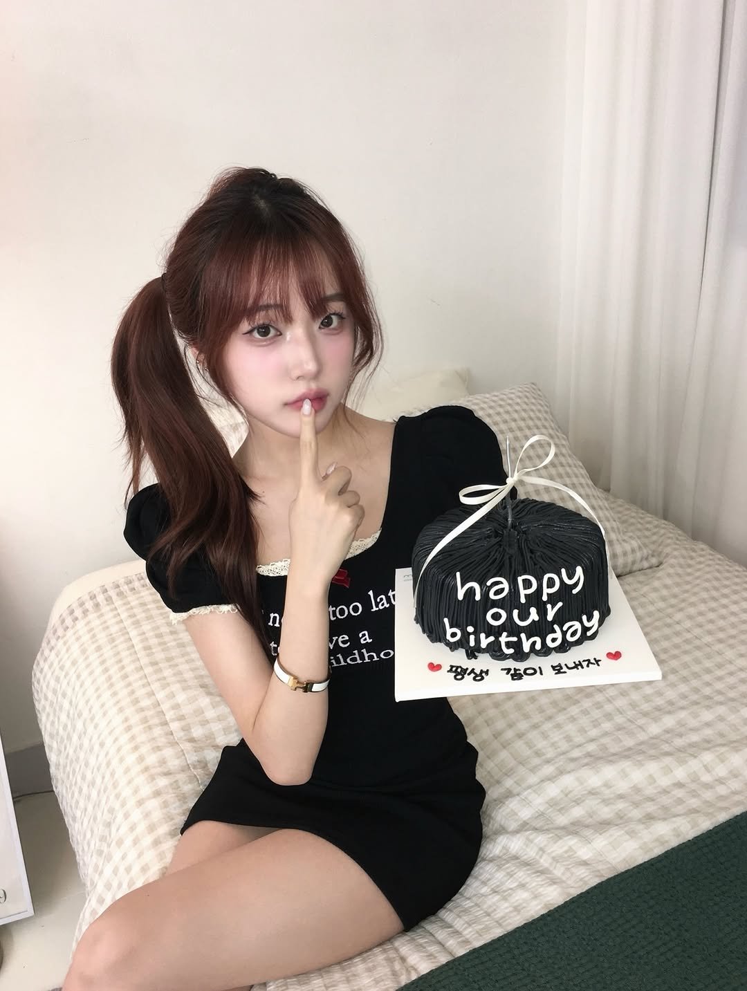 Photo by Hee on July 14, 2025. May be an image of 1 person, hair, top, miniskirt, dress and text that says '.격인국 n too toolat lat e a udho happy birtnday our 평생 감이 보내자'.