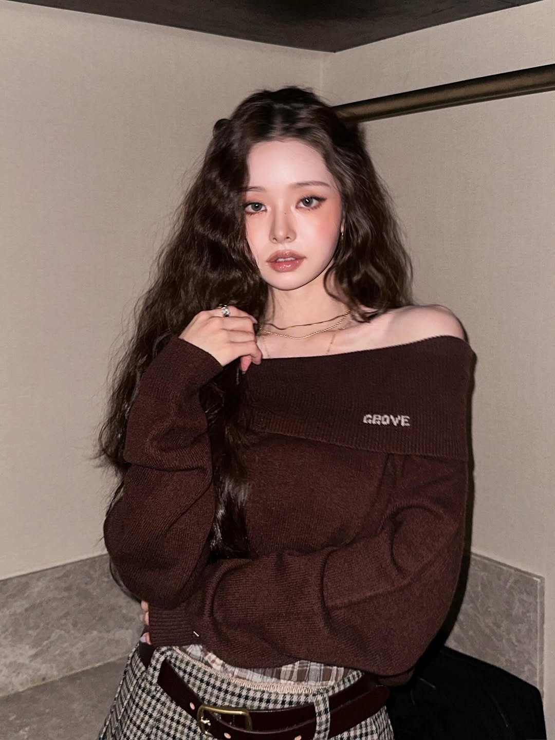 Photo shared by 𝑓𝑟𝑒𝑒𝑧𝑖𝑎🌼 on November 07, 2025 tagging @ha_lynne, @grovestore_official, and @heenavory. May be an image of one or more people, hair, top and text.