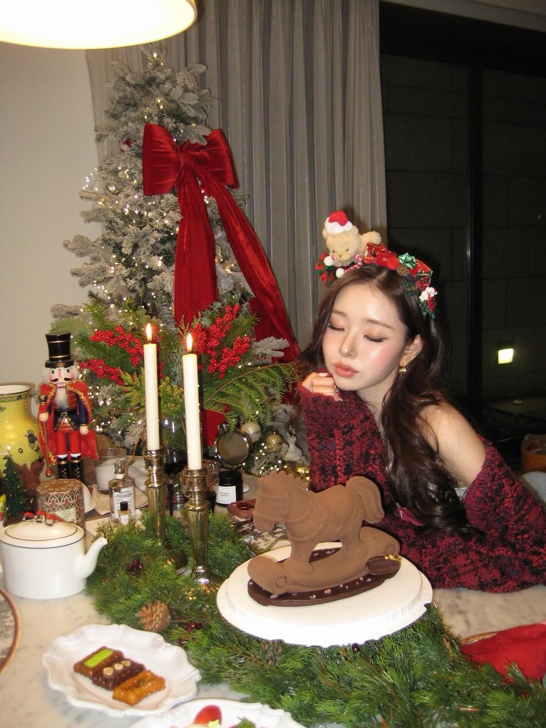 Photo by 𝑓𝑟𝑒𝑒𝑧𝑖𝑎🌼 on November 28, 2025. May be an image of gingerbread cookie, christmas tree, fruitcake, candle, chocolate cake, headdress and text.