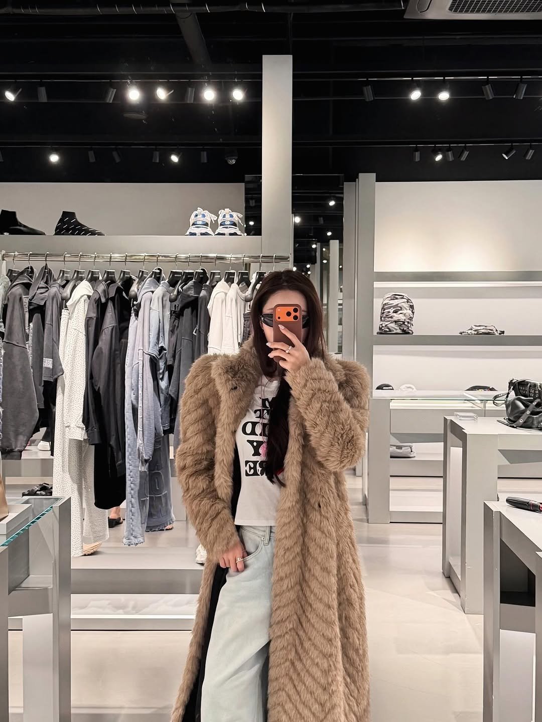 Photo by 𝑓𝑟𝑒𝑒𝑧𝑖𝑎🌼 on October 04, 2025. May be an image of 1 person, overcoat, duffle coat, sable coat, parka and text.