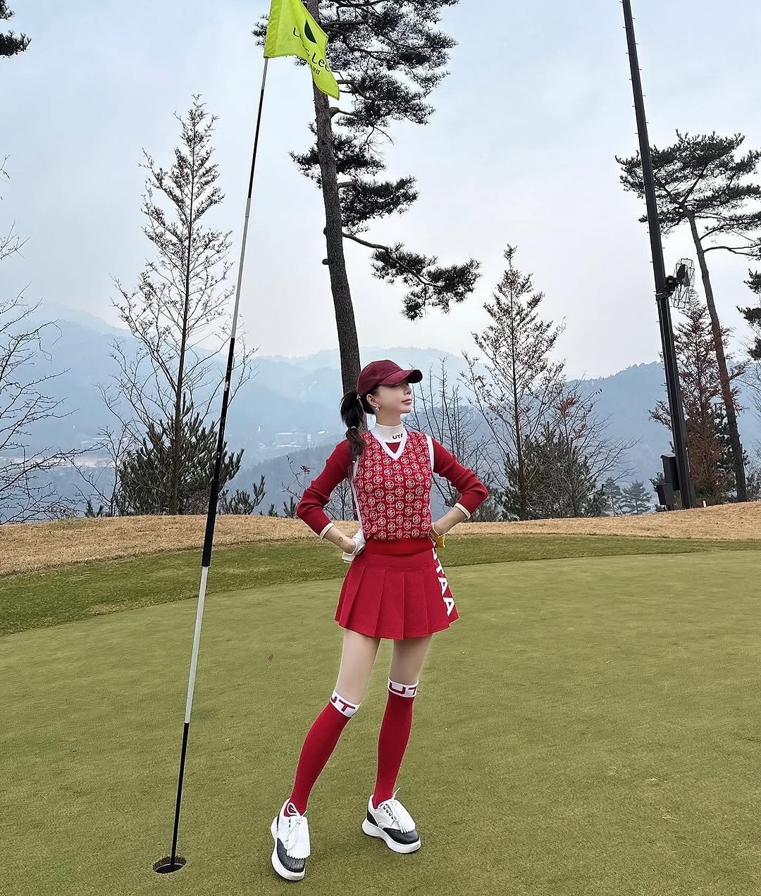 Photo by 정승은 on December 06, 2025. May be an image of golf, golf club, miniskirt, golf course and text.