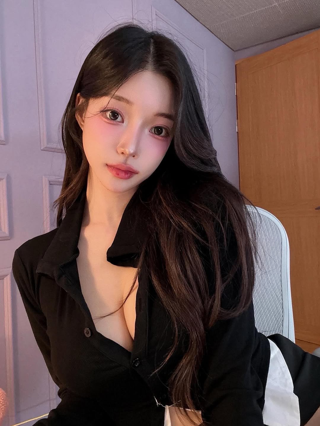 Photo by 정승은 on September 21, 2025. May be an image of one or more people, hair and top.