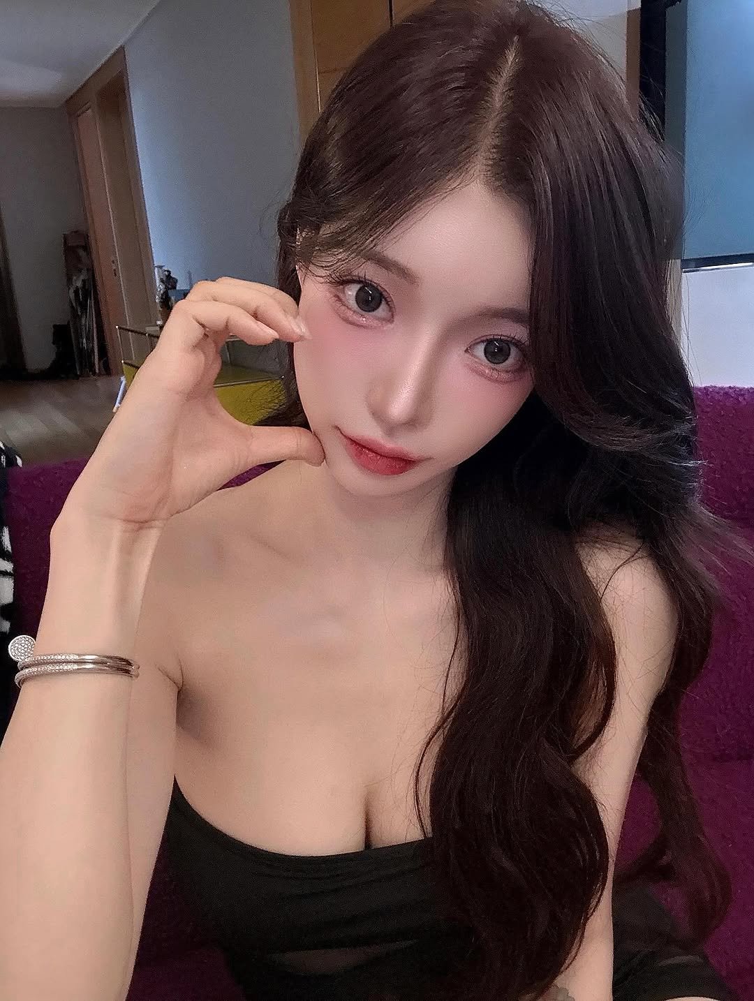 Photo by 정승은 on October 26, 2025. May be an image of one or more people, hair and text.