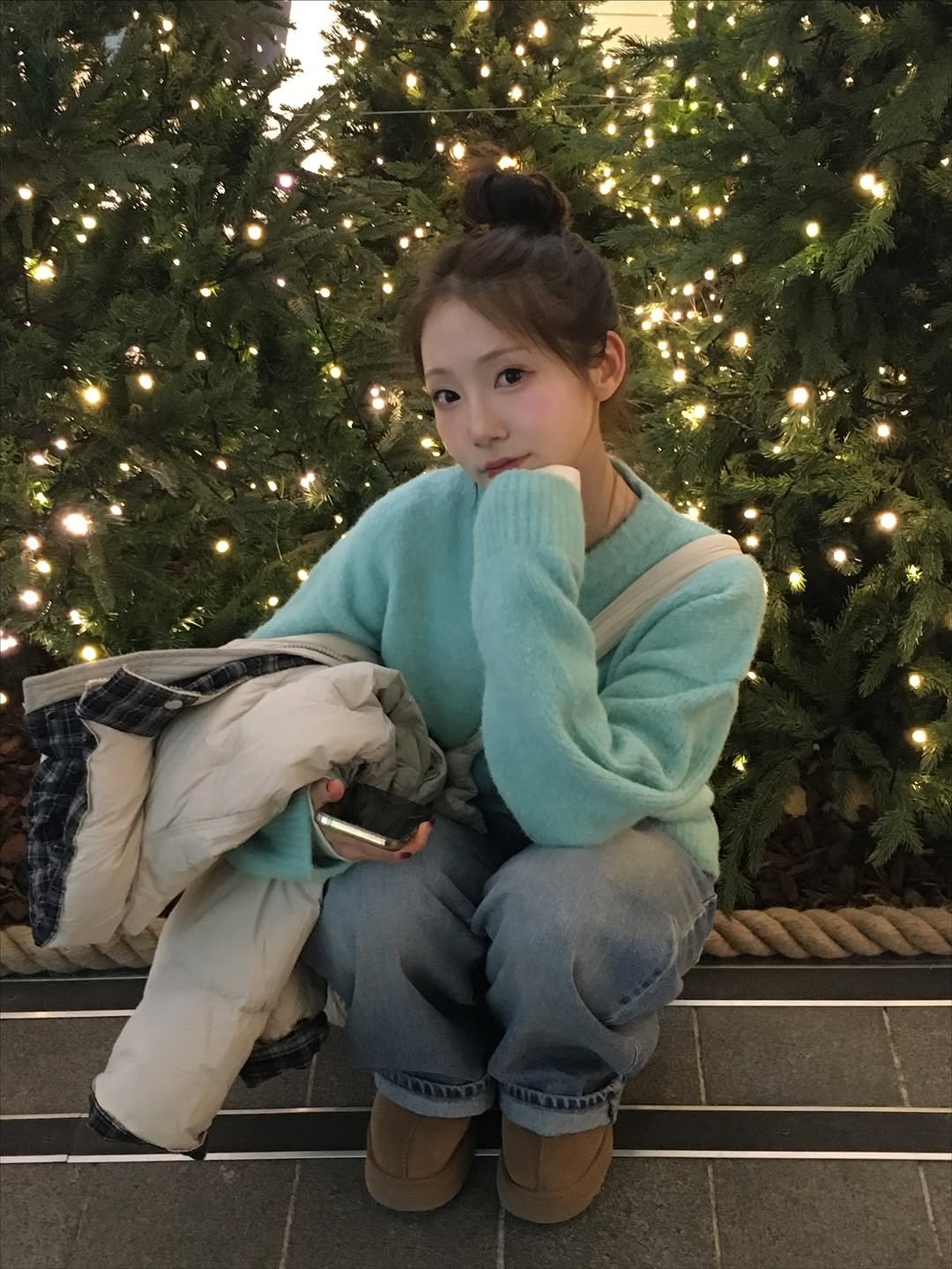 Photo by 정연 / 디어바이미 on November 05, 2025. May be an image of one or more people, hair, christmas tree, duffle coat, parka, sweater, turtleneck and text.