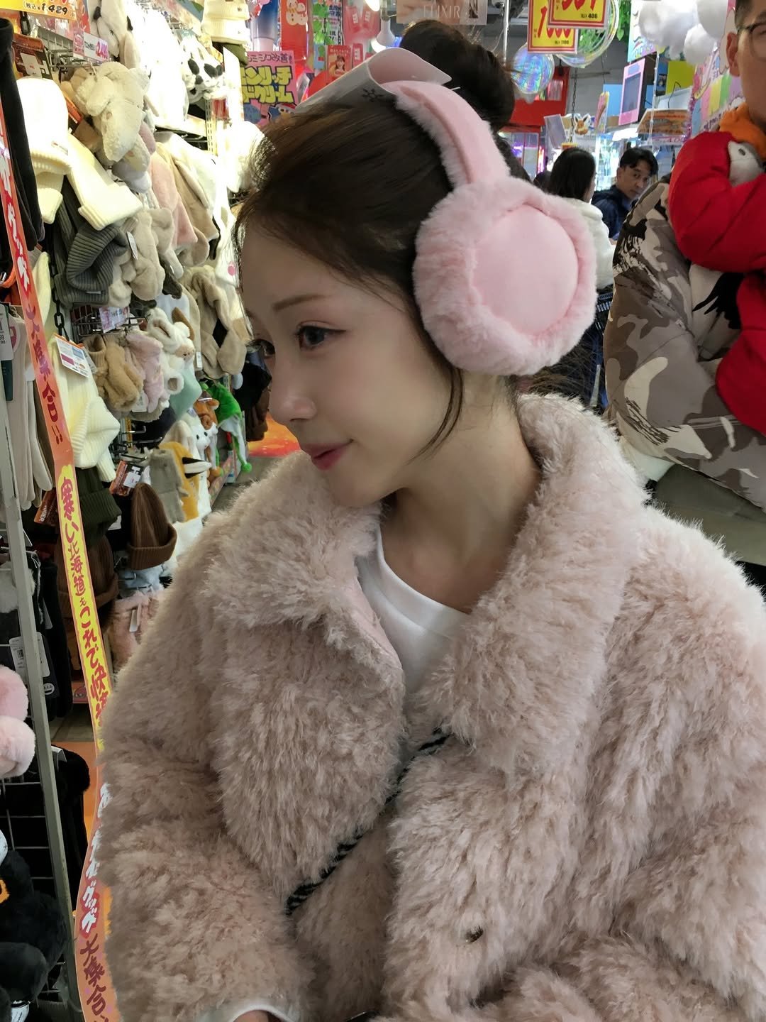 Photo by 정연 on December 16, 2025. May be an image of duffle coat, fur, parka and text.