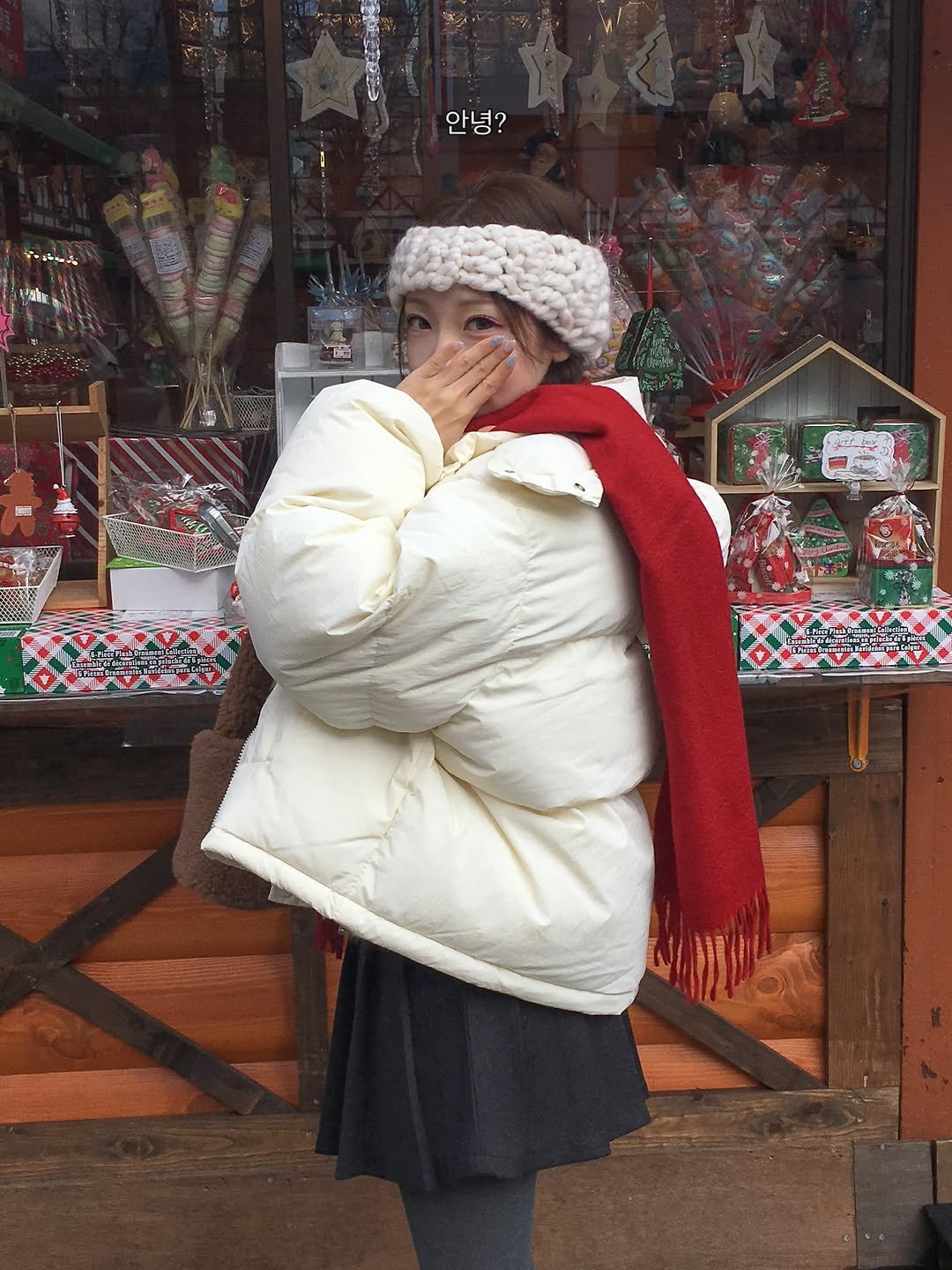 Photo by 정연 on December 23, 2025. May be an image of duffle coat, scarf, goosedown coat, hat, snowsuit, fur, parka, cloak, fleece and text.