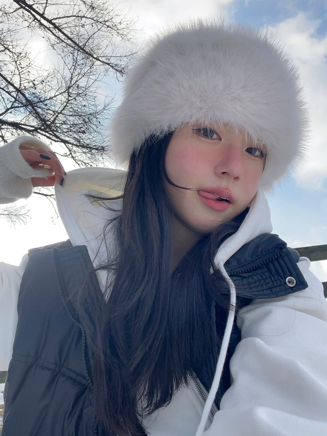 Photo by 정연 / 디어바이미 on November 02, 2025. May be an image of duffle coat, hat, goosedown coat, parka, snowsuit, snow and text.