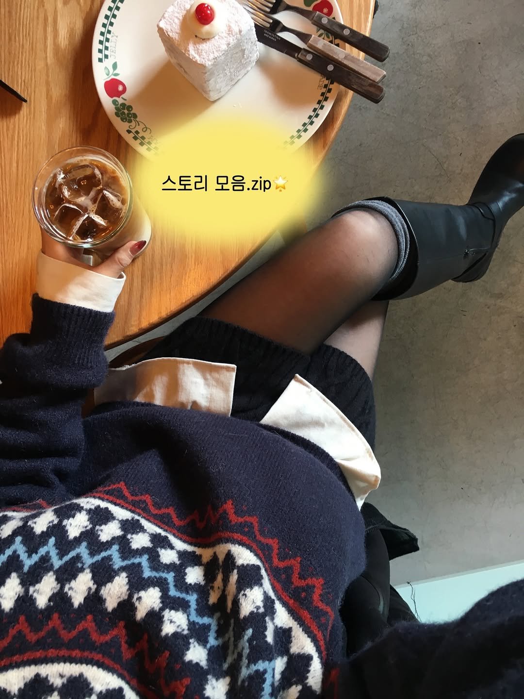 Photo by 정연 on December 21, 2025. May be an image of duffle coat, cake, sweater, fruitcake and text that says 'HITA 스토리 모음.zip'.