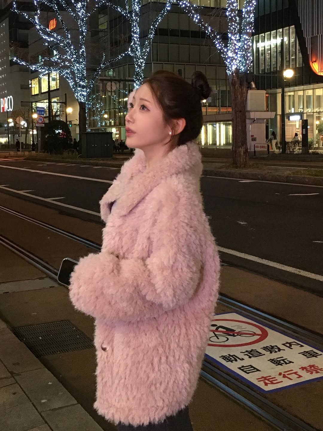 Photo by 정연 on December 17, 2025. May be an image of duffle coat, overcoat, parka, fur, jacket, street, night and text.