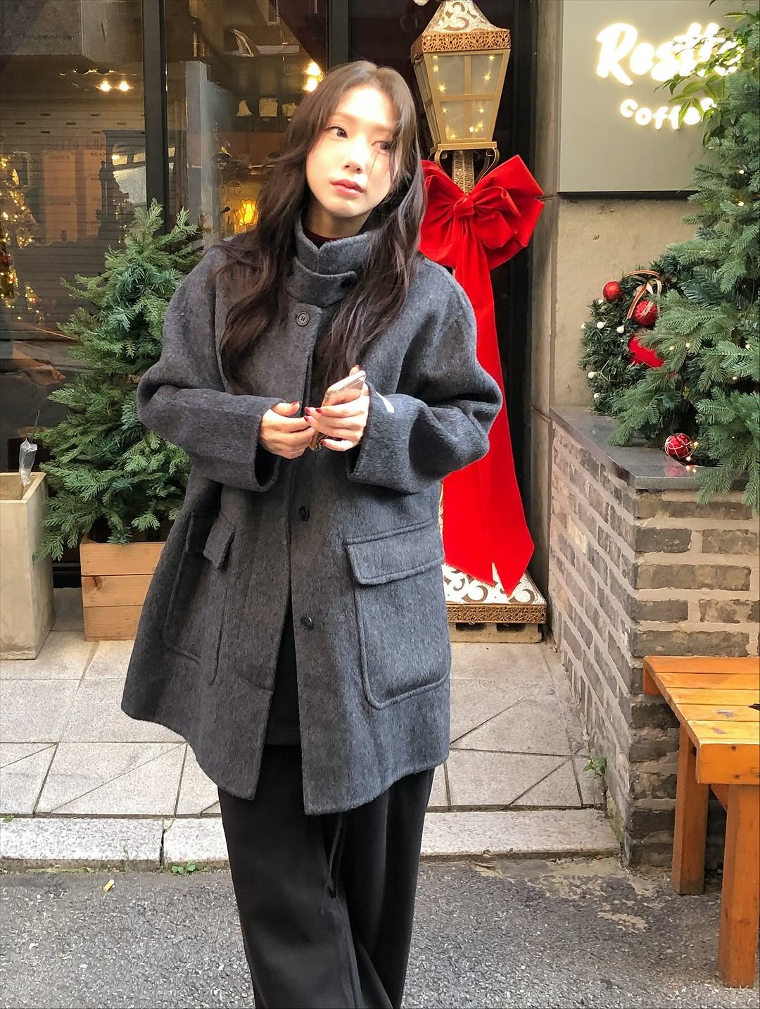 Photo by 정연 / 디어바이미 on November 03, 2025. May be an image of duffle coat, sable coat, goosedown coat, overcoat, parka and text.