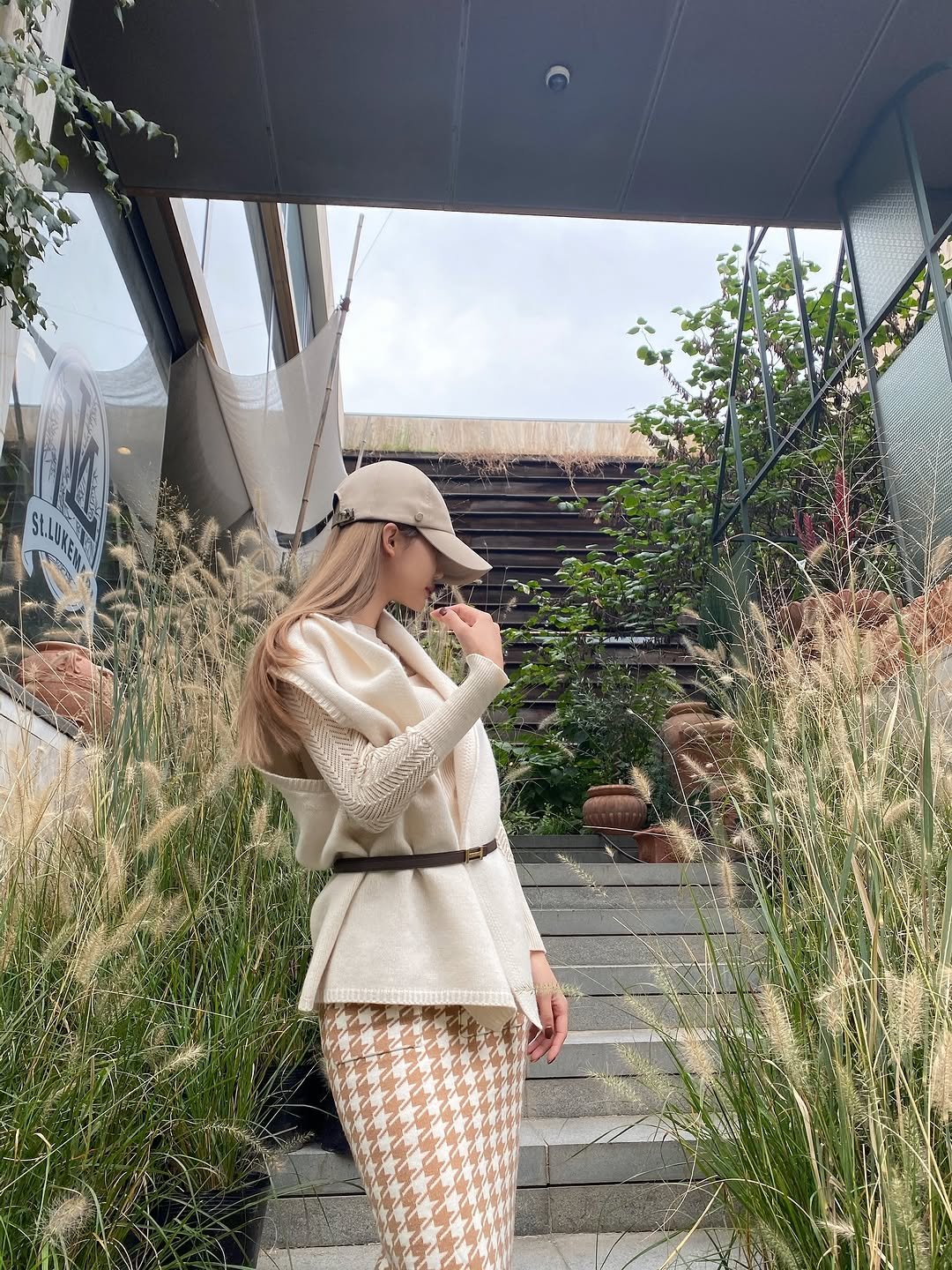 Photo by 드오브 𝐃𝐞𝐚𝐮𝐛𝐞 🤎 (수입의류 / 수입여성의류) on September 08, 2025. May be an image of 1 person, beret, overskirt and text.