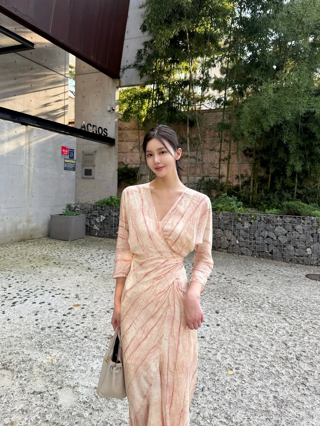 Photo by 드오브 𝐃𝐞𝐚𝐮𝐛𝐞 🤎 (수입의류 / 수입여성의류) on September 06, 2025. May be an image of 1 person, dress and text.