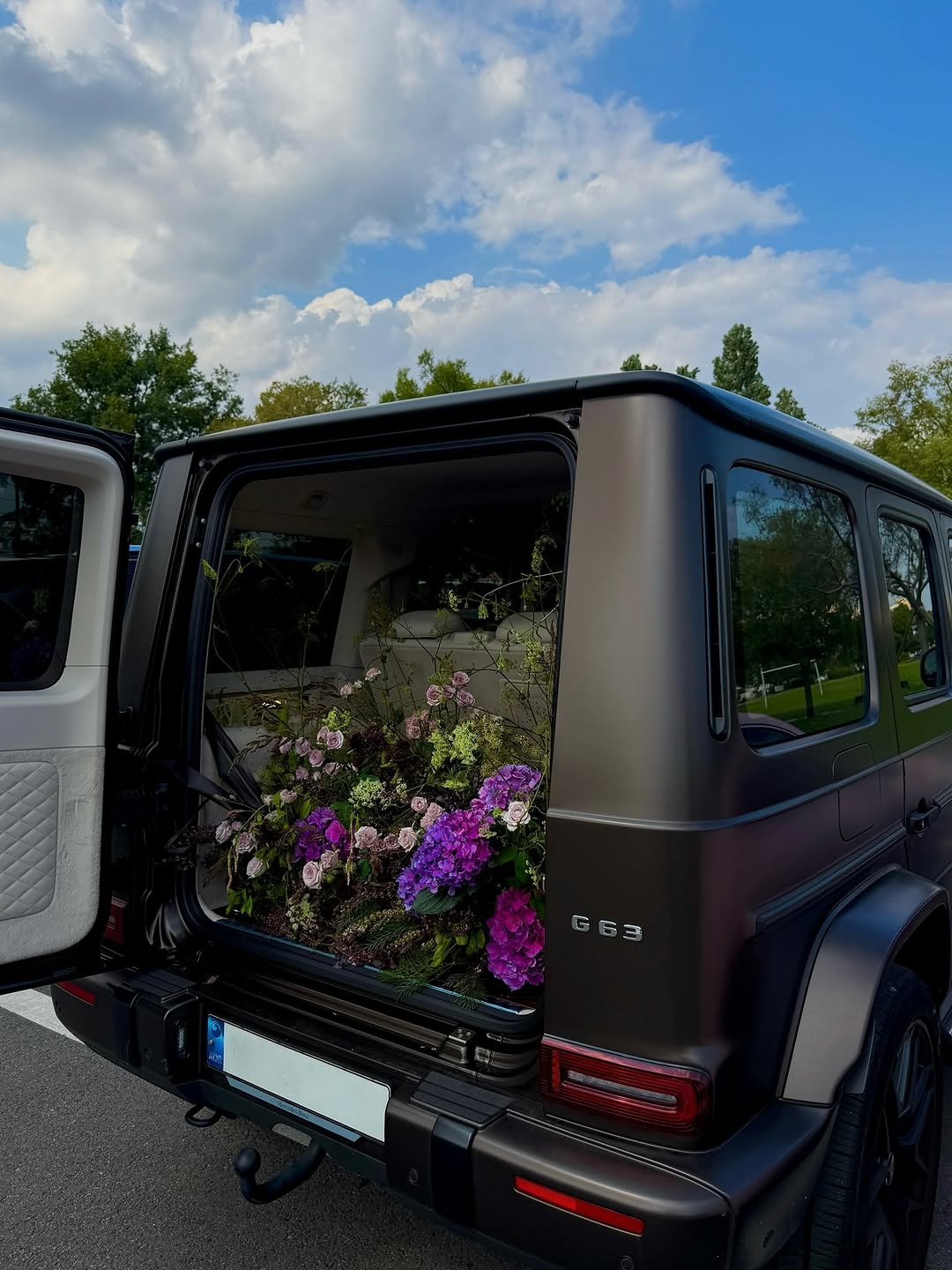 Photo shared by 드오브 𝐃𝐞𝐚𝐮𝐛𝐞 🤎 (수입의류 / 수입여성의류) on August 26, 2025 tagging @ervinne_seoul. May be an image of jeep, minivan, truck, wheel, limousine and text that says 'GES 663'.