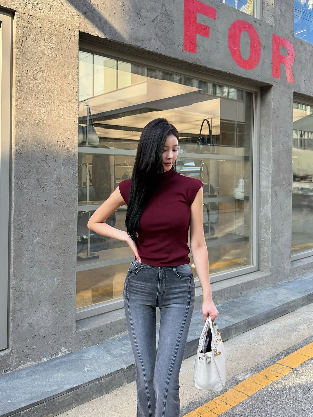 Photo by 드오브 𝐃𝐞𝐚𝐮𝐛𝐞 🤎 (수입의류 / 수입여성의류) on September 07, 2025. May be an image of 1 person, turtleneck and text that says 'FOR OR'.