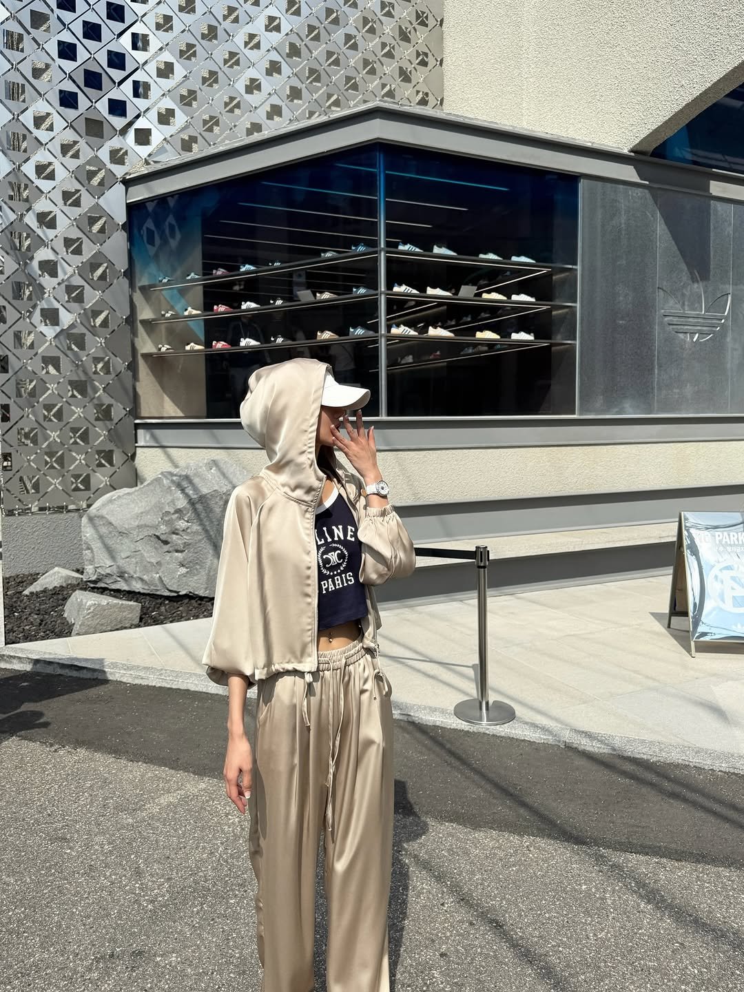 Photo by 드오브 𝐃𝐞𝐚𝐮𝐛𝐞 🤎 (수입의류 / 수입여성의류) on September 04, 2025. May be an image of 1 person, headscarf, turtleneck, turban and text.