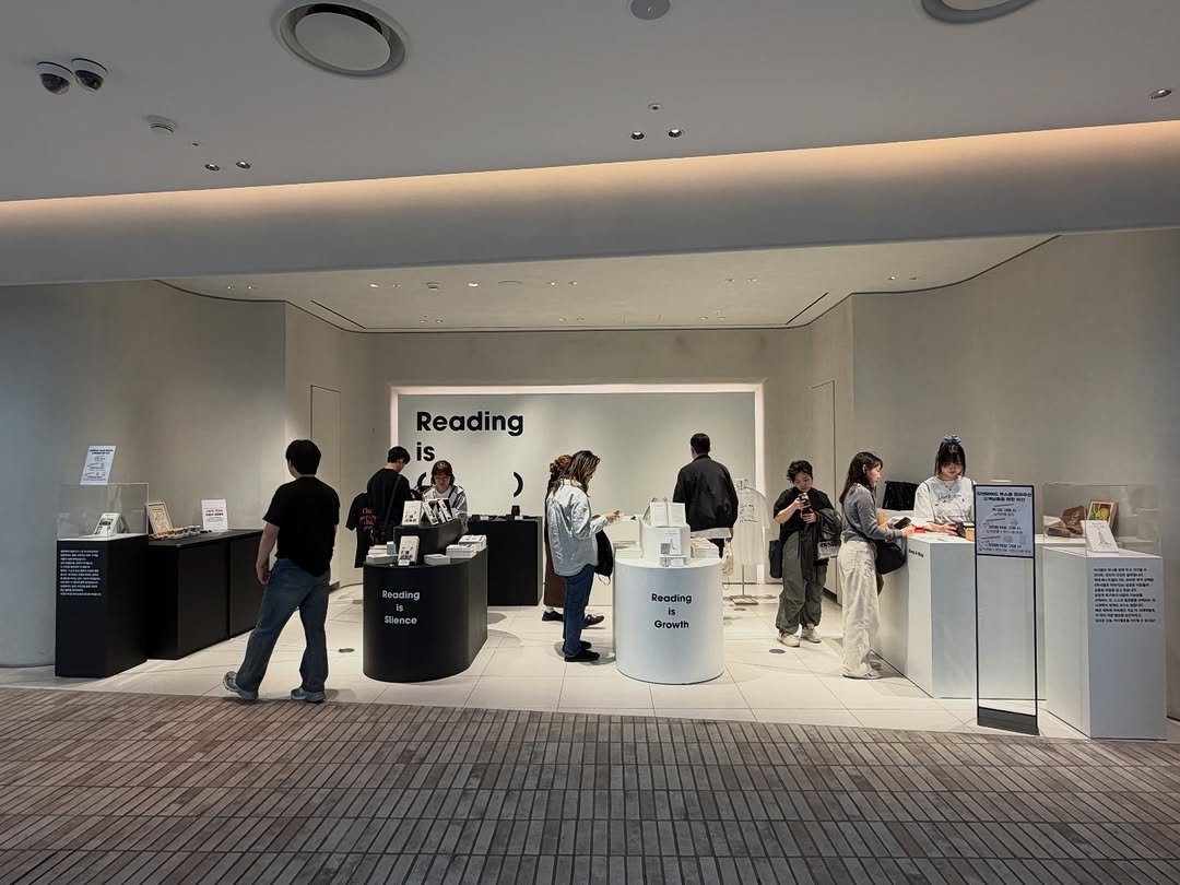 Photo by 딥앤와이드(𝚍𝚎𝚎𝚙 𝚊𝚗𝚍 𝚠𝚒𝚍𝚎) on April 08, 2026. May be an image of lighting, display case and text that says 'Reading is - Reading Stience Reading Growth'.