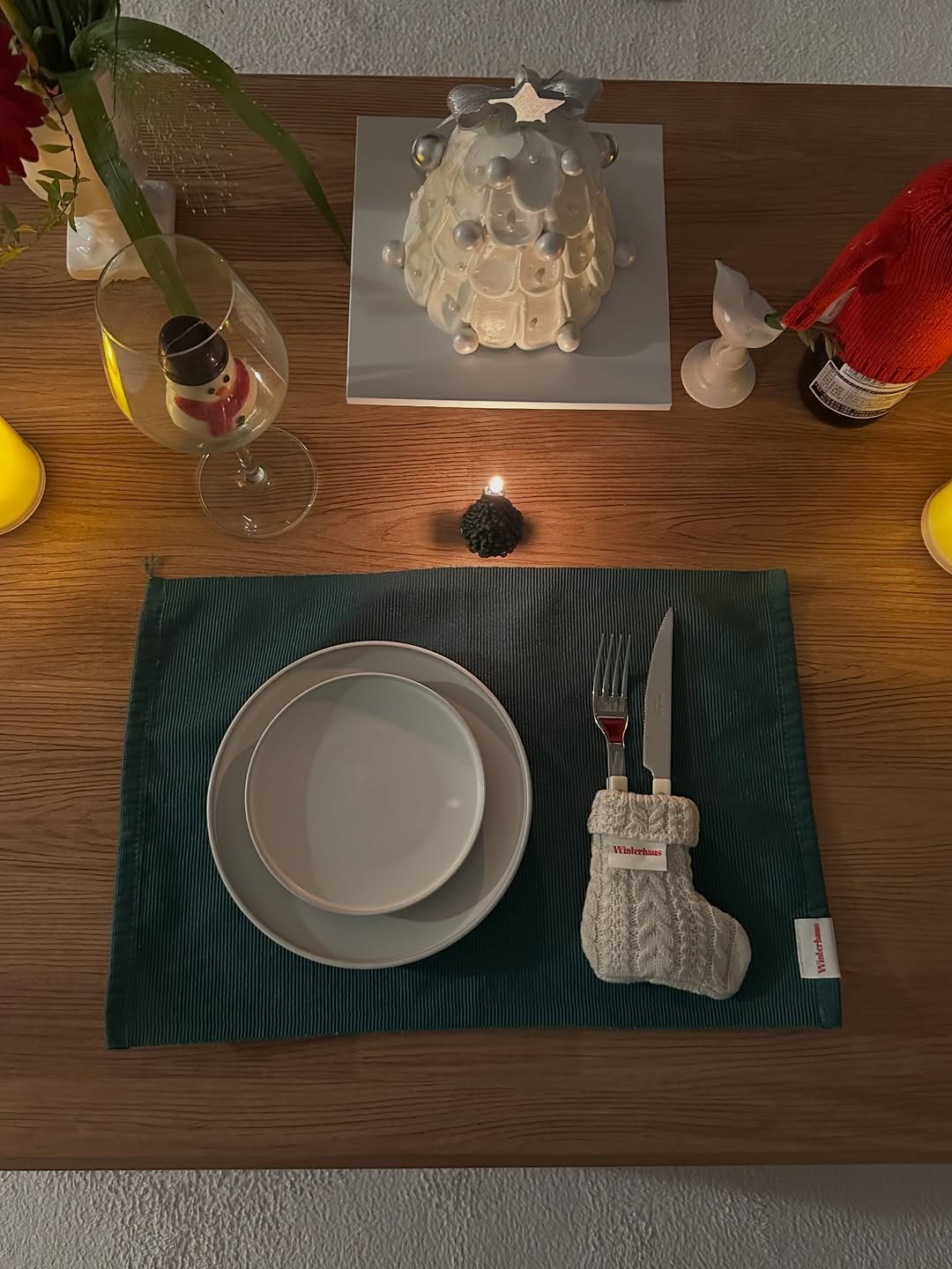Photo by 사슴하우스🦌 집꾸미기 | 리빙 꿀템 on November 09, 2025. May be an image of napkin ring, candle, placemat, dining table, potholder, napkin, tablecloth and text.