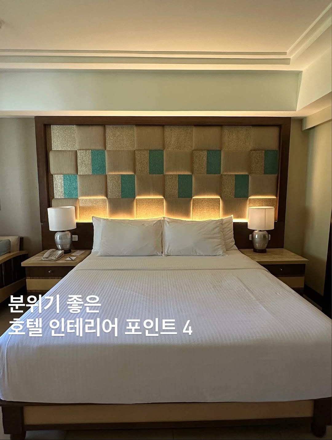 Photo by 사슴하우스🦌 집꾸미기 | 리빙 꿀템 on November 17, 2025. May be an image of headboard, mattress, bed, bedroom and text that says '분위기 좋은 호텔 인테리어 포인트 4'.