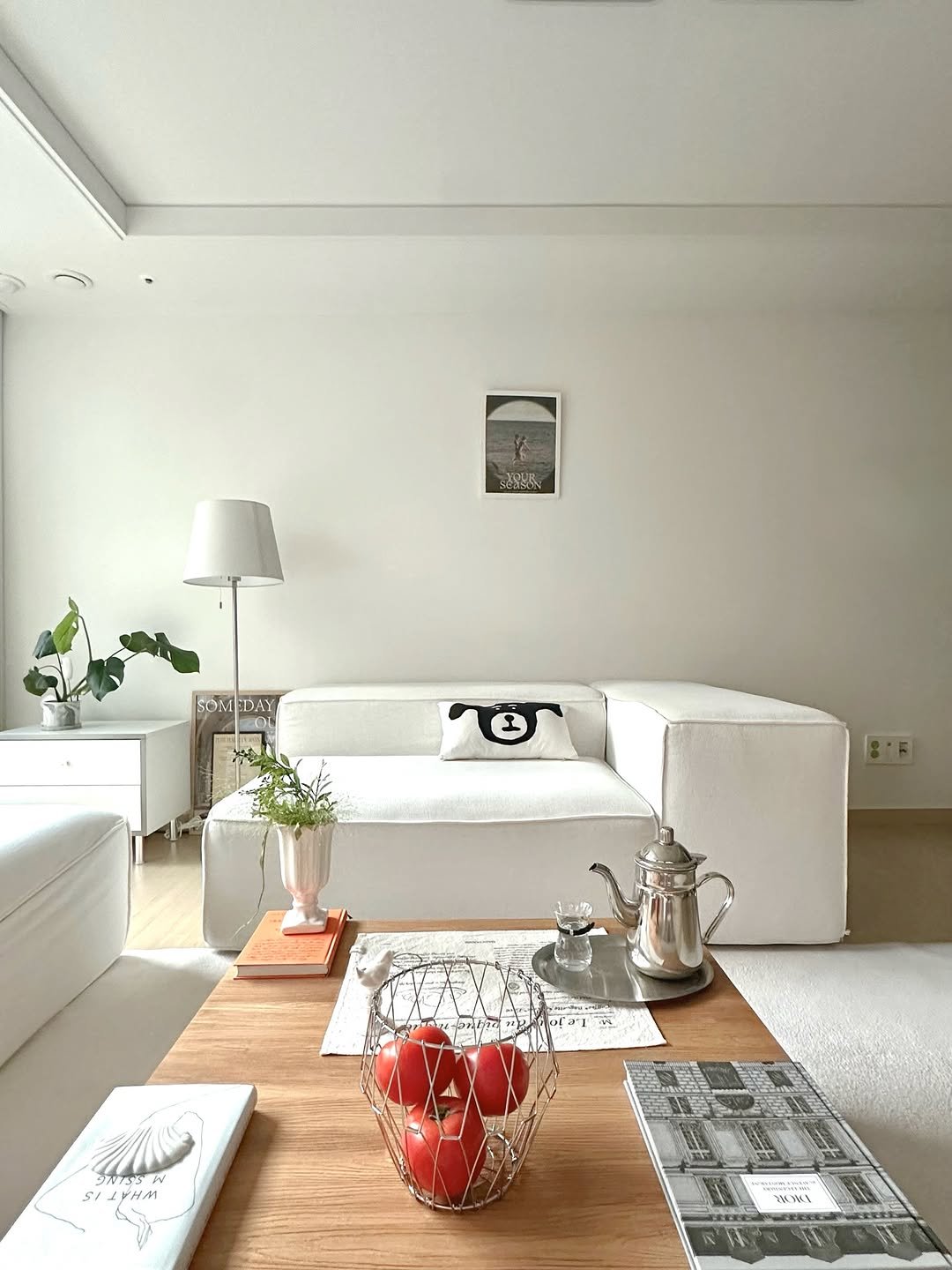 Photo by 사슴하우스🦌 집꾸미기 | 리빙 꿀템 on November 30, 2025. May be an image of futon, sofa, living room, indoors and text.