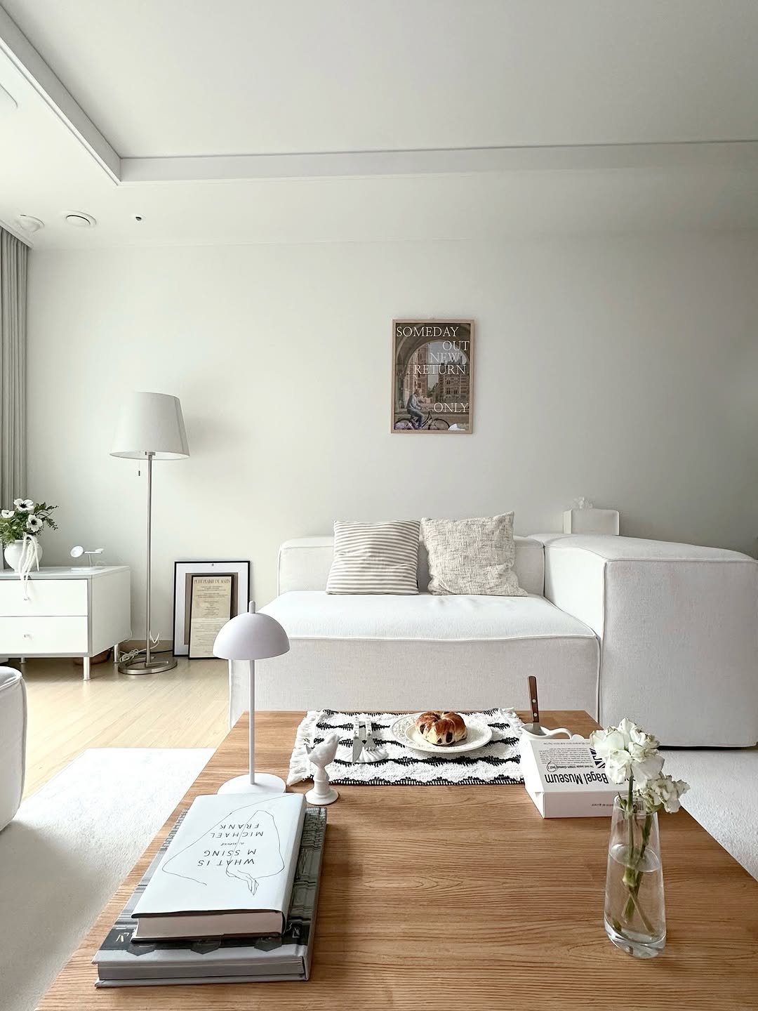 Photo by 사슴하우스🦌 집꾸미기 | 리빙 꿀템 on November 25, 2025. May be an image of sofa, chaise lounge, living room, indoors and text.