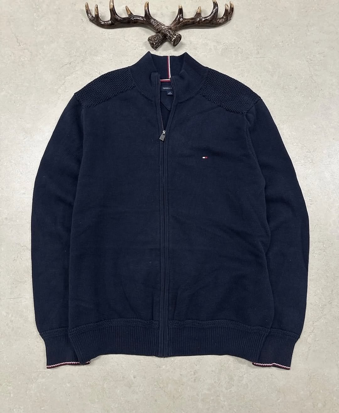 Photo by 디어 빈티지샵 (빈티지 구제 가디건 브랜드 의류) on April 20, 2026. May be an image of sweater, fleece, wool, cardigan and text.