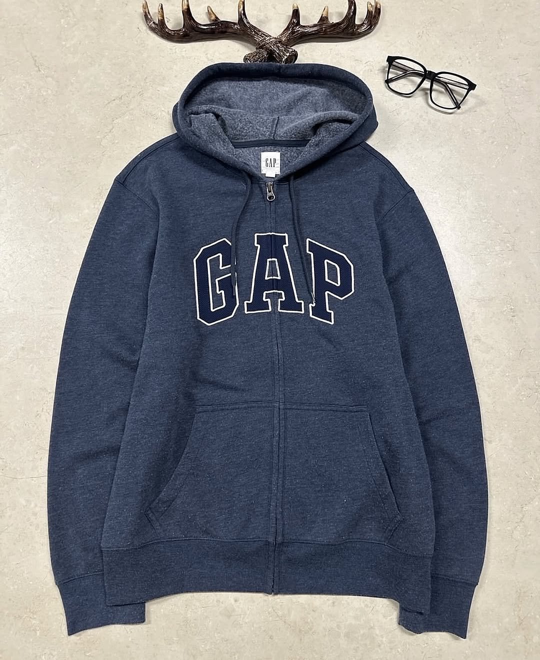 Photo by 디어 빈티지샵 (빈티지 구제 가디건 브랜드 의류) on December 25, 2025. May be an image of fleece, sweatshirt, parka, jacket and text.