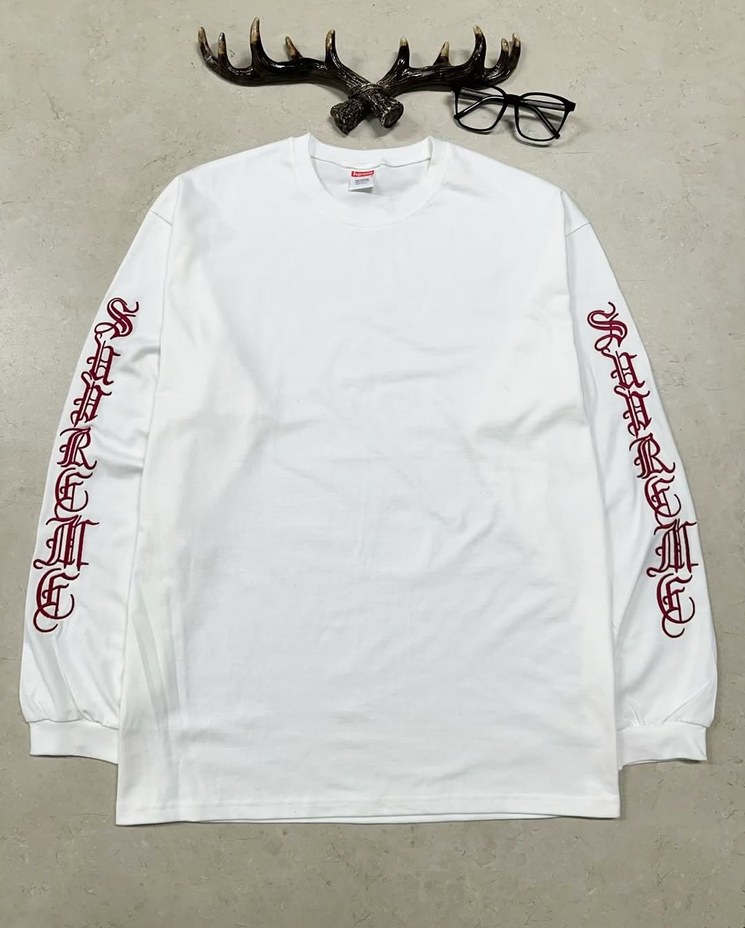 Photo by 디어 빈티지샵 (빈티지 구제 가디건 브랜드 의류) on September 30, 2025. May be an image of fleece and text.