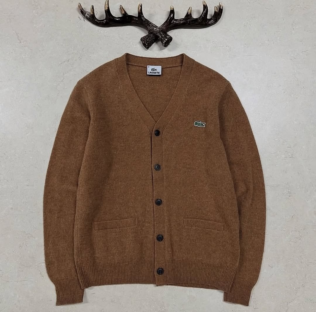 Photo by 디어 빈티지샵 (빈티지 구제 가디건 브랜드 의류) on September 30, 2025. May be an image of sweater, fleece, wool, cardigan and text.