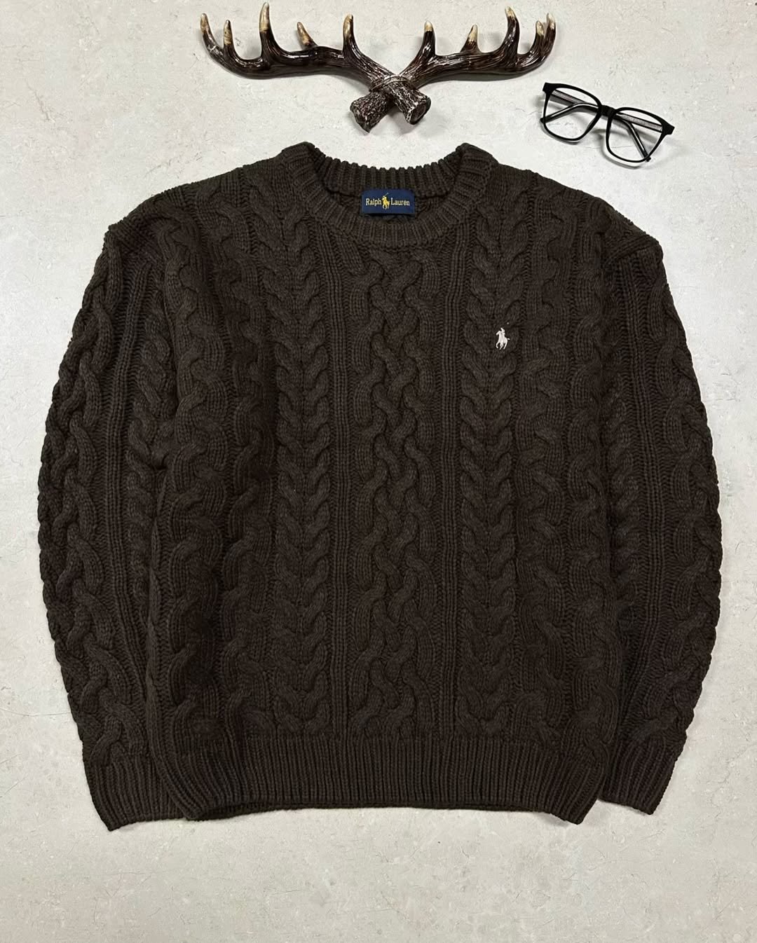 Photo by 디어 빈티지샵 (빈티지 구제 가디건 브랜드 의류) on September 29, 2025. May be an image of wool, sweater, fleece, knit, cardigan and text.