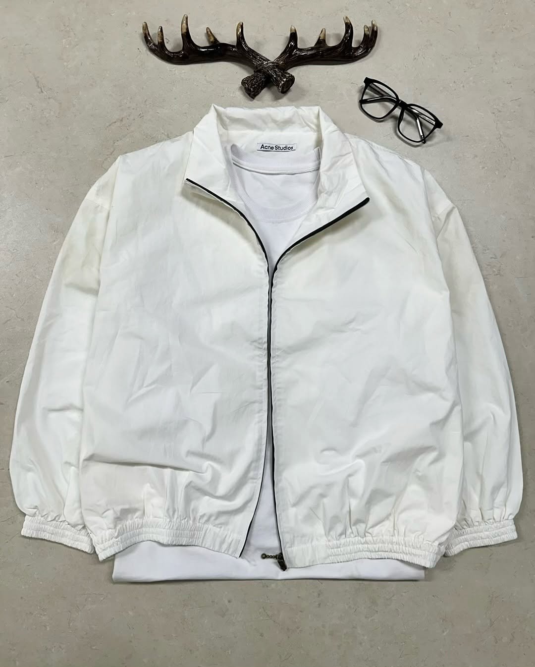Photo by 디어 빈티지샵 (빈티지 구제 가디건 브랜드 의류) on September 30, 2025. May be an image of coat, fleece, parka, flight jacket and text.