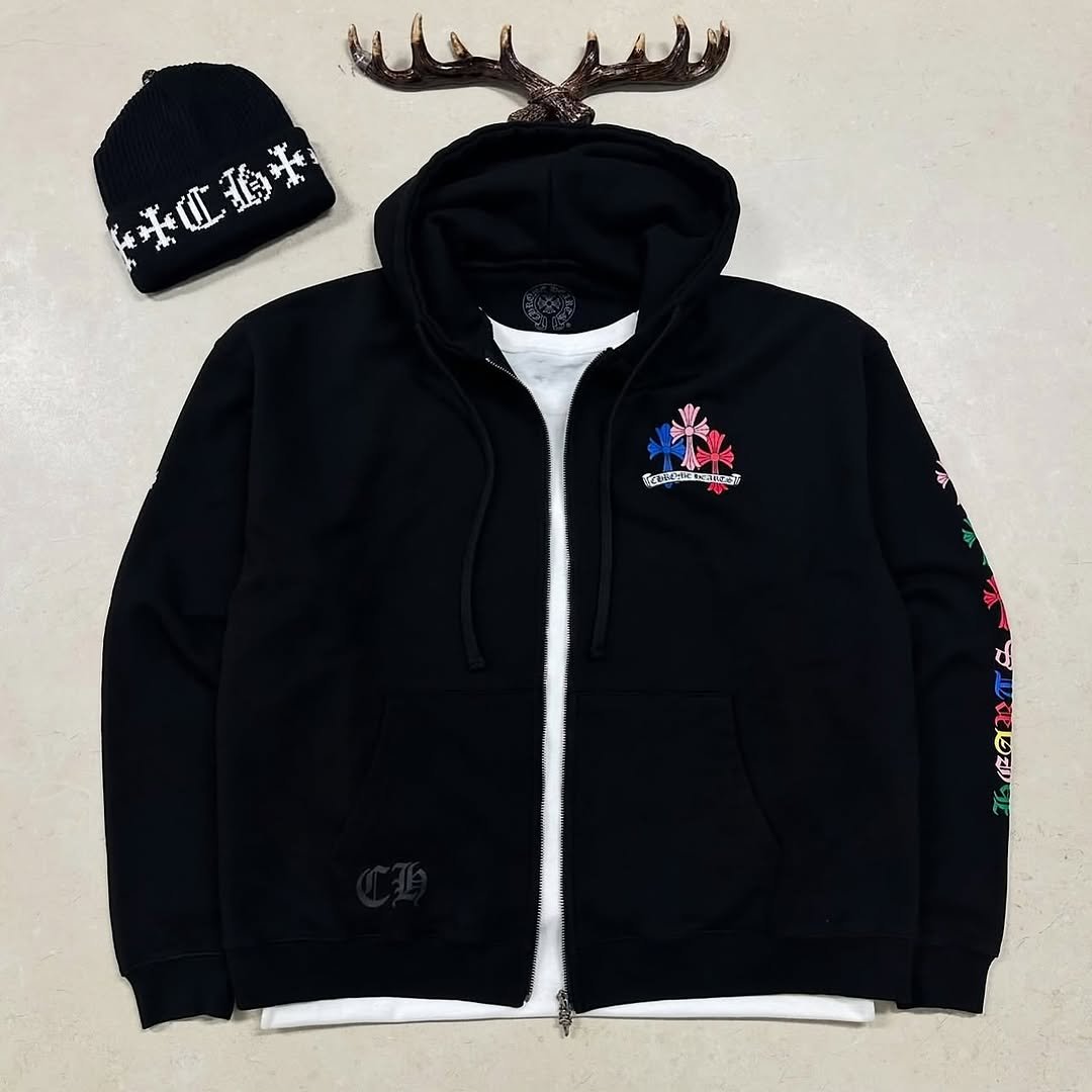 Photo by 디어 빈티지샵 (빈티지 구제 가디건 브랜드 의류) on September 30, 2025. May be an image of hat, fleece, parka, sweatshirt and text.