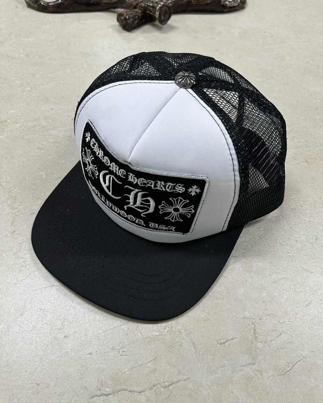 Photo by 디어 빈티지샵 (빈티지 구제 가디건 브랜드 의류) on April 14, 2026. May be an image of hat and text.