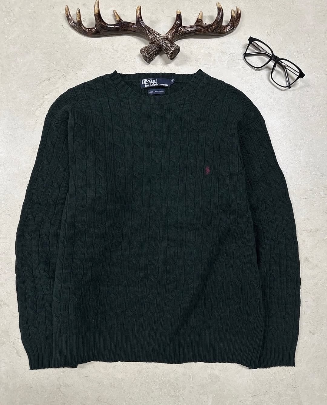 Photo by 디어 빈티지샵 (빈티지 구제 가디건 브랜드 의류) on September 30, 2025. May be an image of cardigan, sweater, fleece, knit and text.