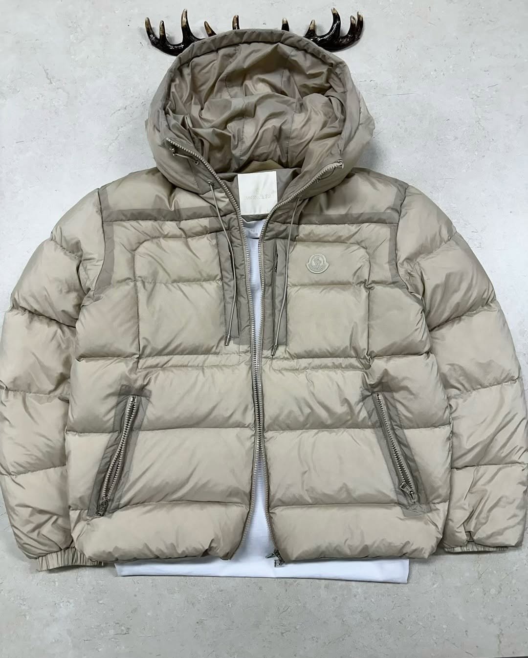 Photo by 디어 빈티지샵 (빈티지 구제 가디건 브랜드 의류) on December 23, 2025. May be an image of goosedown coat, fur coat, jacket, parka, fleece, snowsuit and text.