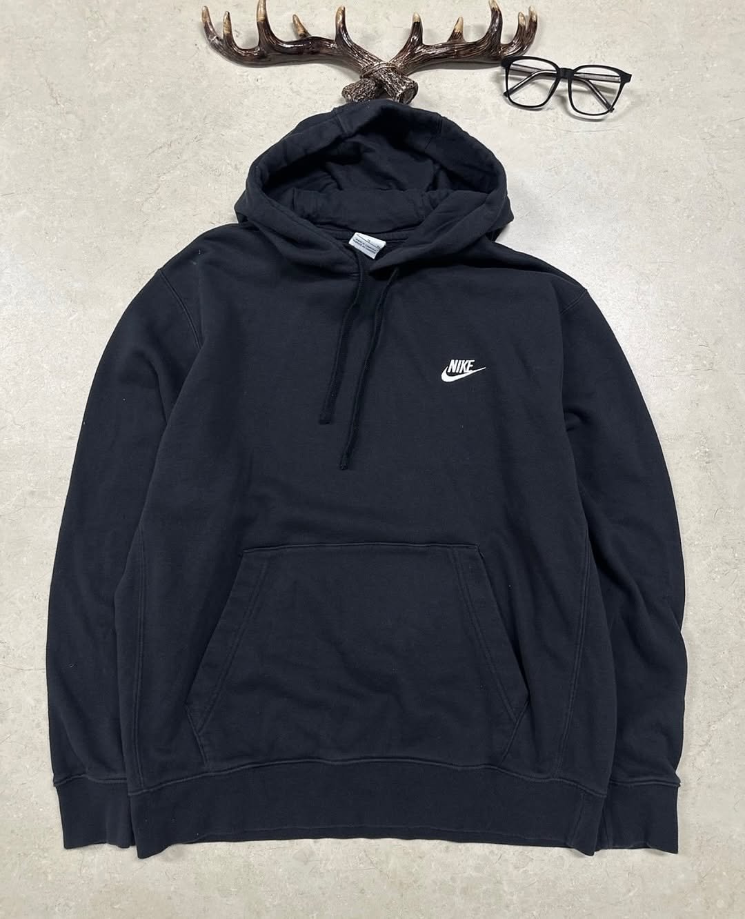 Photo by 디어 빈티지샵 (빈티지 구제 가디건 브랜드 의류) on September 29, 2025. May be an image of eyewear, jacket, fleece, parka, sweatshirt and text.