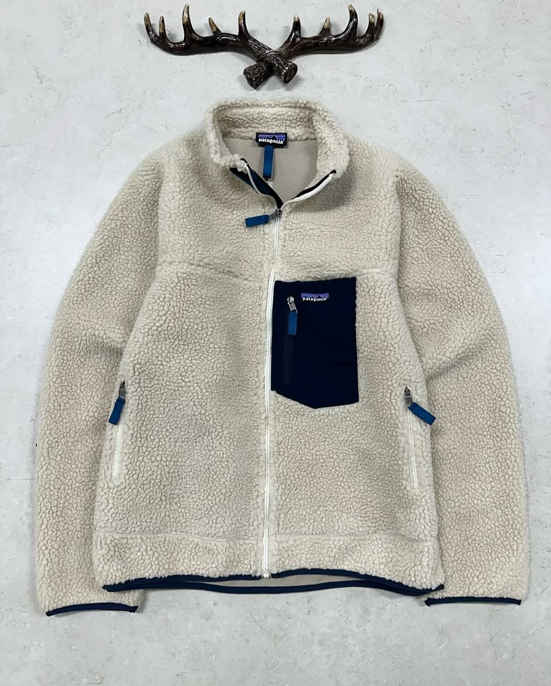 Photo by 디어 빈티지샵 (빈티지 구제 가디건 브랜드 의류) on December 25, 2025. May be an image of duffle coat, sherpa coat, goosedown coat, fleece, wool, jacket, parka, sweater and text.